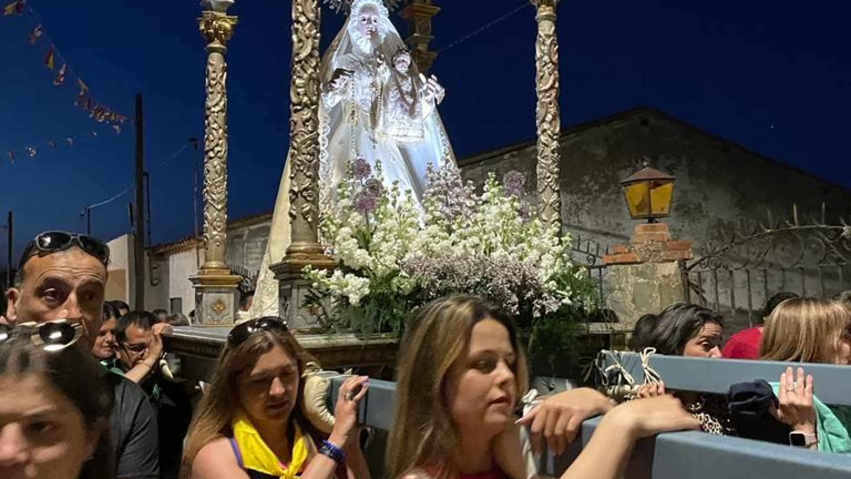 Las mujeres de Morales del Vino cargan a su patrona durante la romería del Cristo