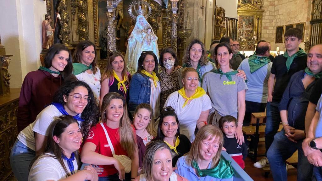 Las mujeres de Morales del Vino cargan a su patrona durante la romería del Cristo