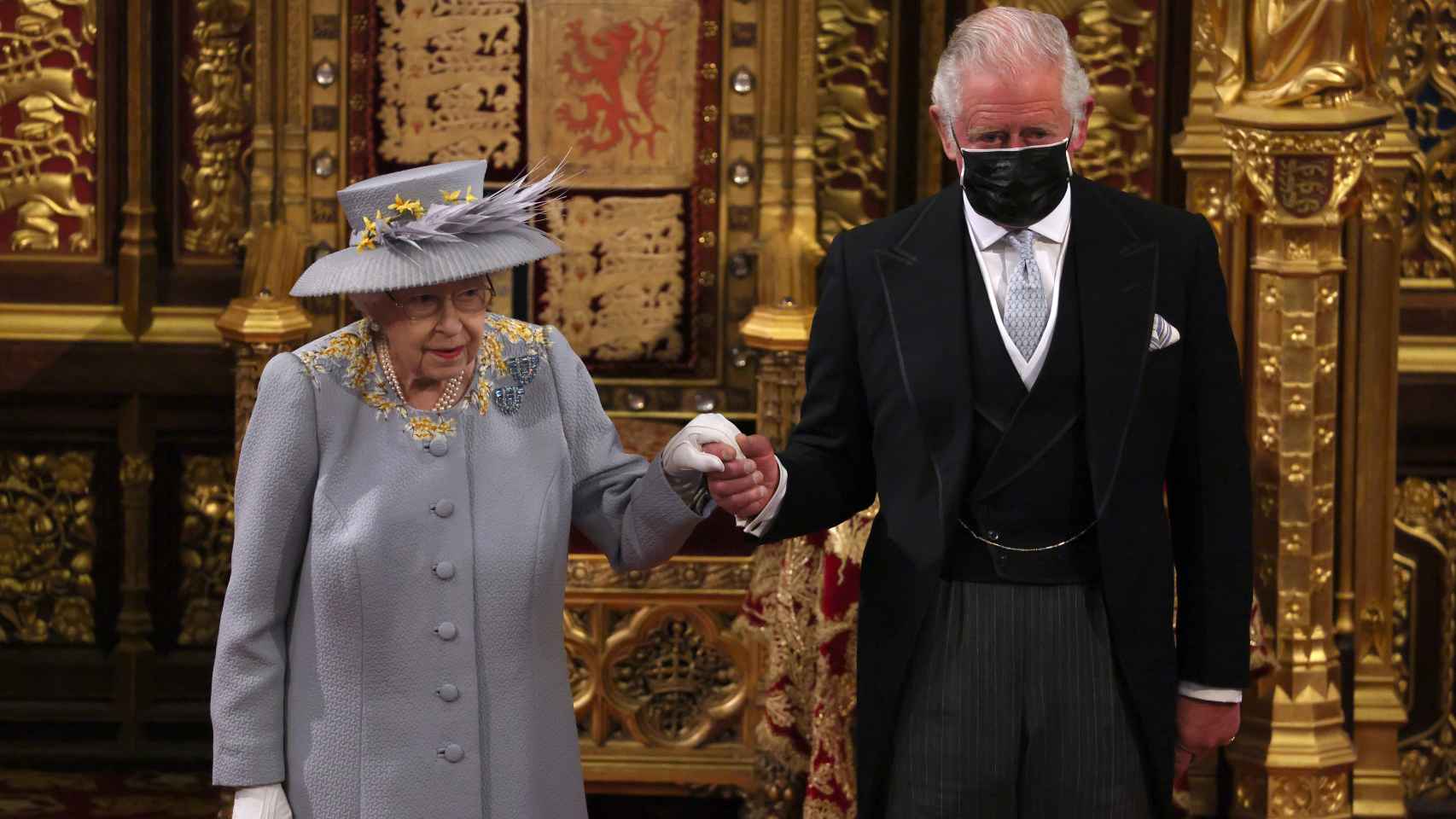 Isabel II y el príncipe Carlos en la apertura del Parlamento en 2021.