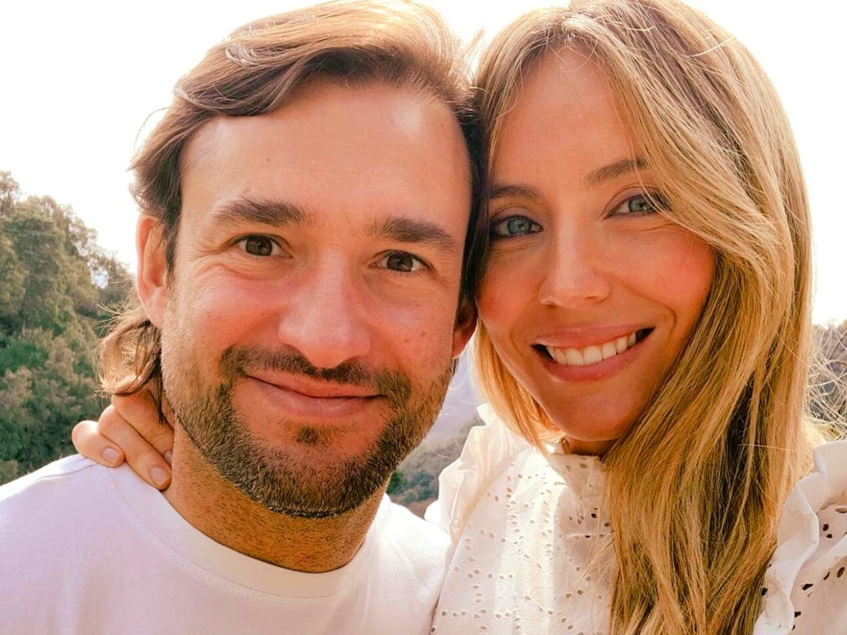 Cristina Gullón, embarazada de su primer hijo junto al cirujano Nacho Varo,  hermano de Rosauro