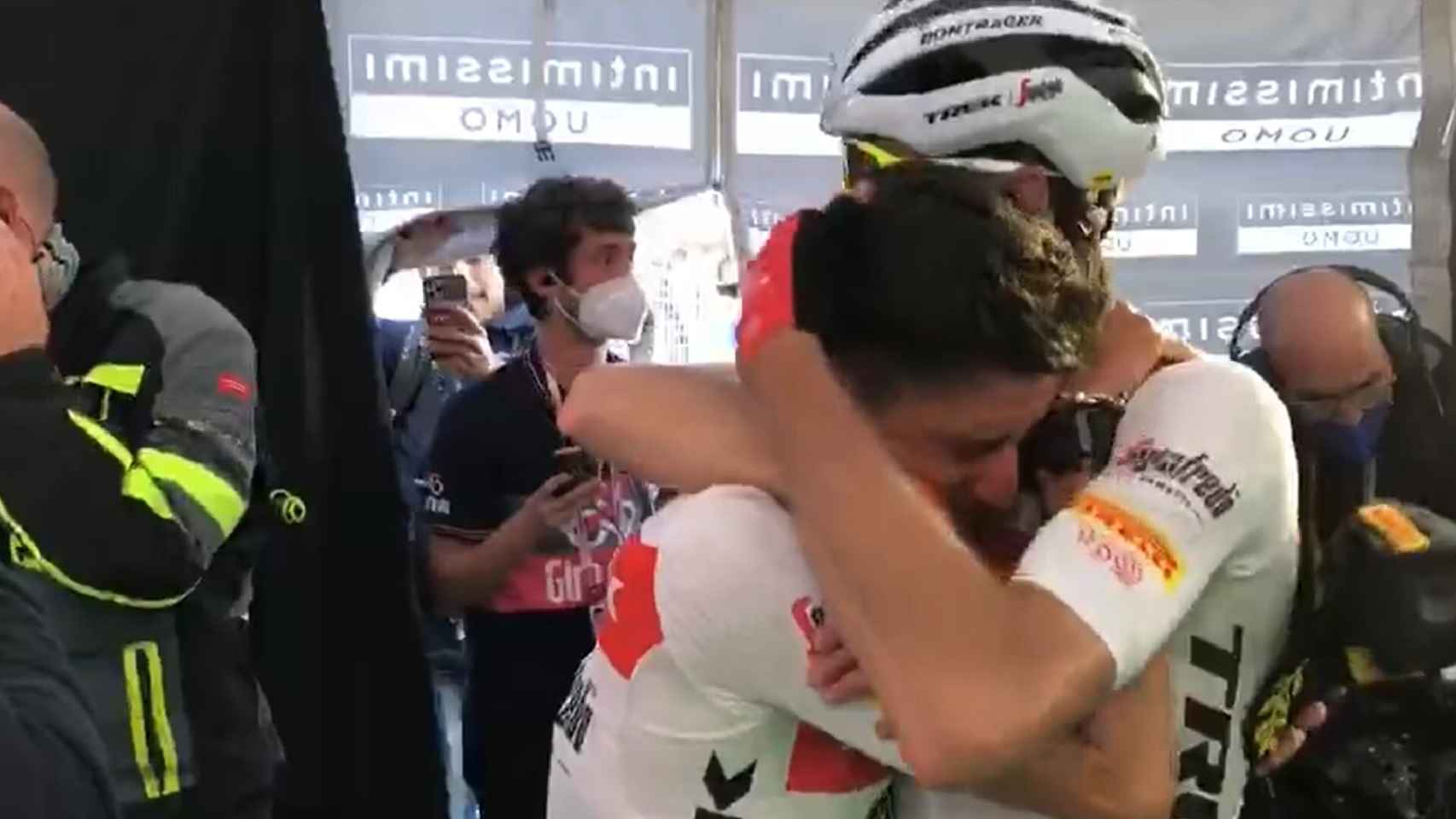 Juanpe López abraza a un compañero.