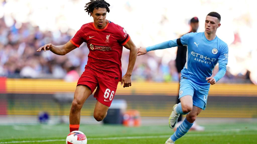 Trent Alexander-Arnold y Phil Foden, en un Manchester City - Liverpool de este curso