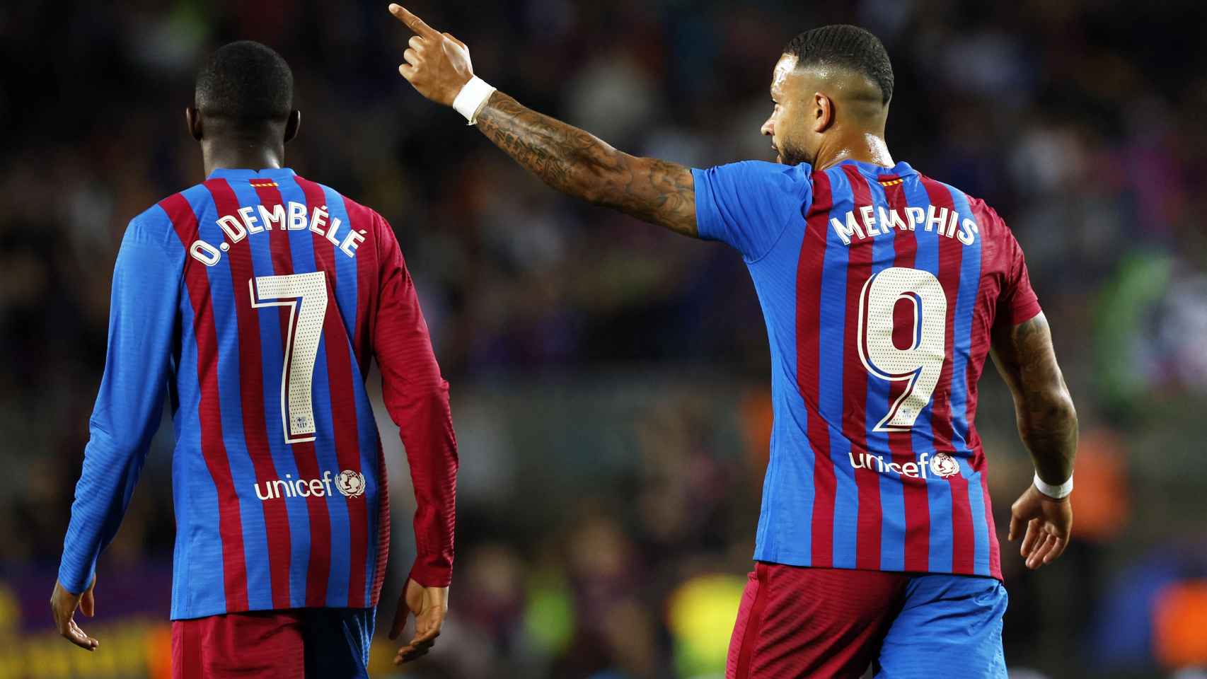 Ousmane Dembélé y Memphis Depay, en un partido del Barcelona de la temporada 2021/2022