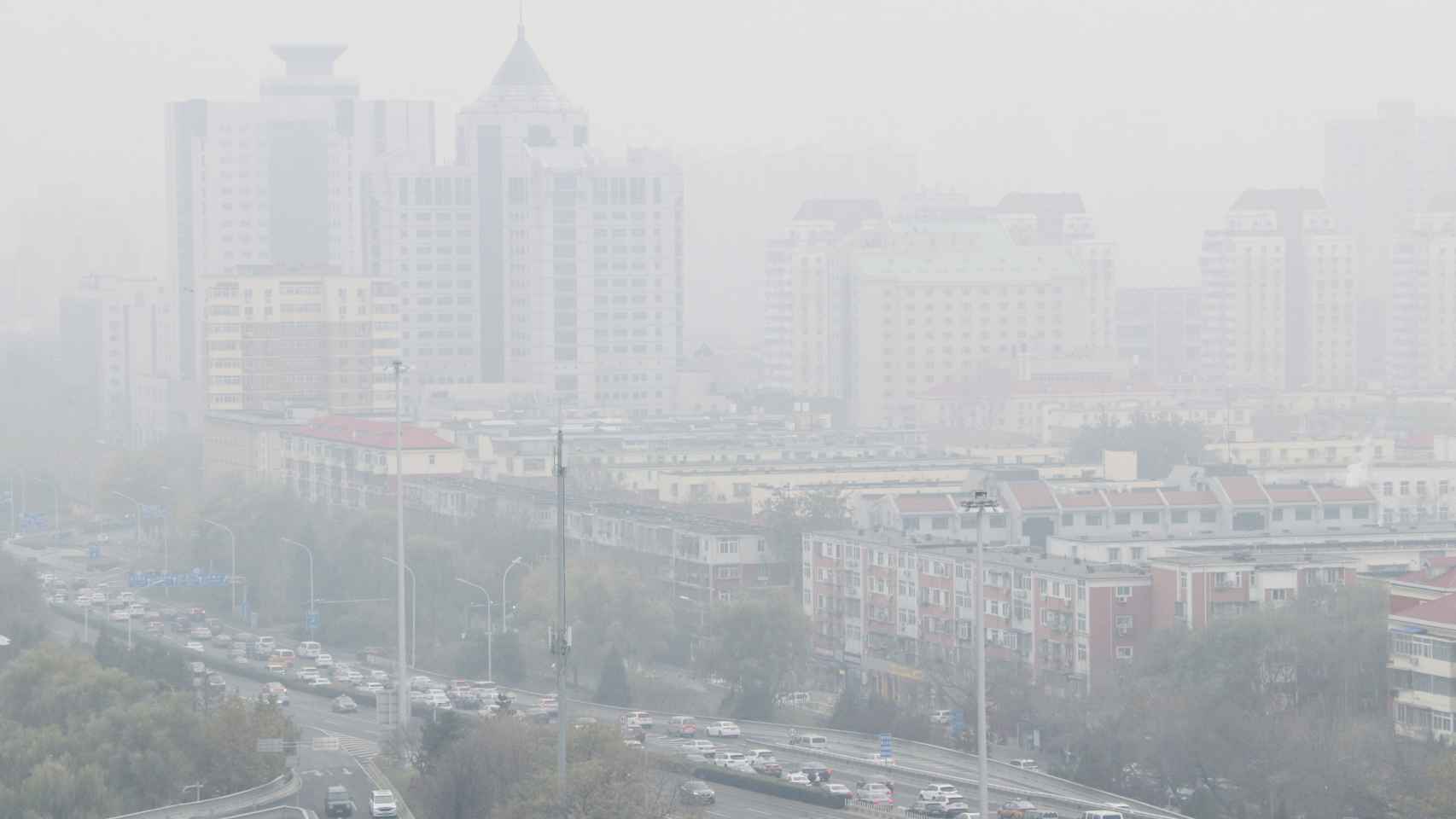 Una fuerte calima envuelve los edificios de Beijing