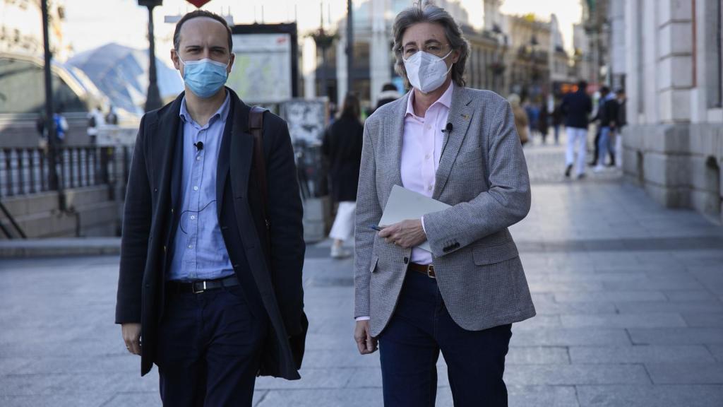 El concejal de Recupera Madrid, José Manuel Calvo y la portavoz, Marta Higueras, llegan a la Real Casa de Correos.