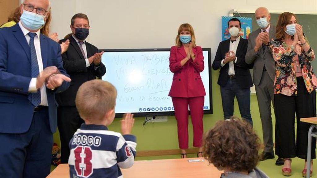 La ministra de Educación y Formación Profesional, Pilar Alegría, en una visita a una escuela rural en Castilla-La Mancha.