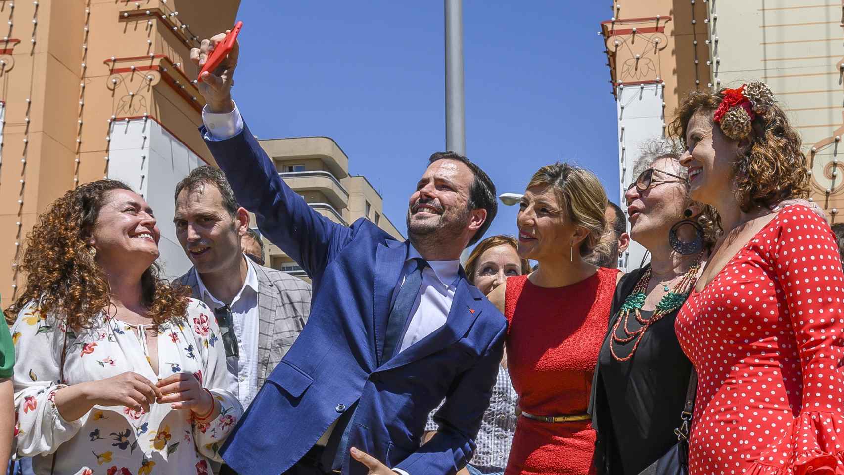 Alberto Garzón hace un selfie, entre Inma Nieto y Yolanda Díaz, en la feria de Sevilla.