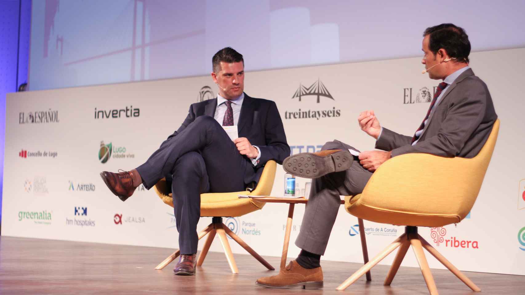 Marcos Piñeiro Sanromán, socio de EY Abogados en Galicia (izquierda), durante su conversación con Hermano Rodrigues, principal de la EY-Parthenon Portugal, en la segunda jornada del Foro Económico Español 'La Galicia que viene'.