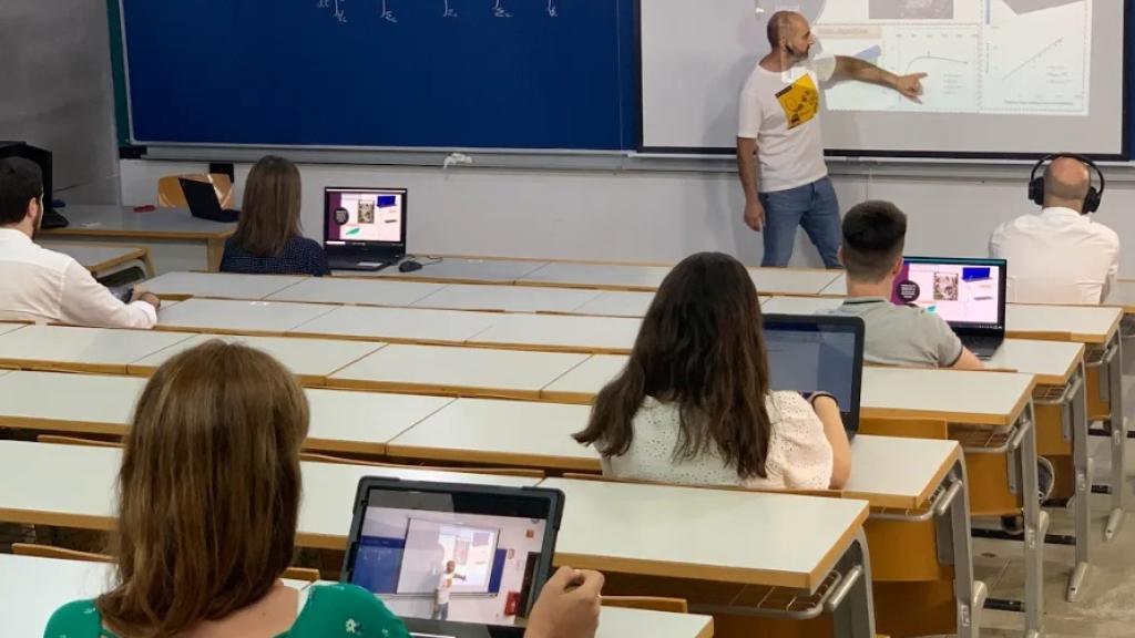 Bemyvega recoge toda la información no verbal y la envía al teléfono móvil, tableta o cualquier dispositivo inteligente para que el alumnado pueda recibir toda esa experiencia de forma completa.