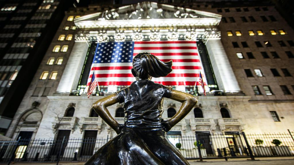 La estatua de la 'niña sin miedo' frente a la Bolsa de Nueva York.