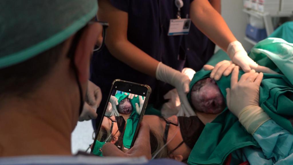 Un bebé recién nacido en Quirónsalud Marbella.