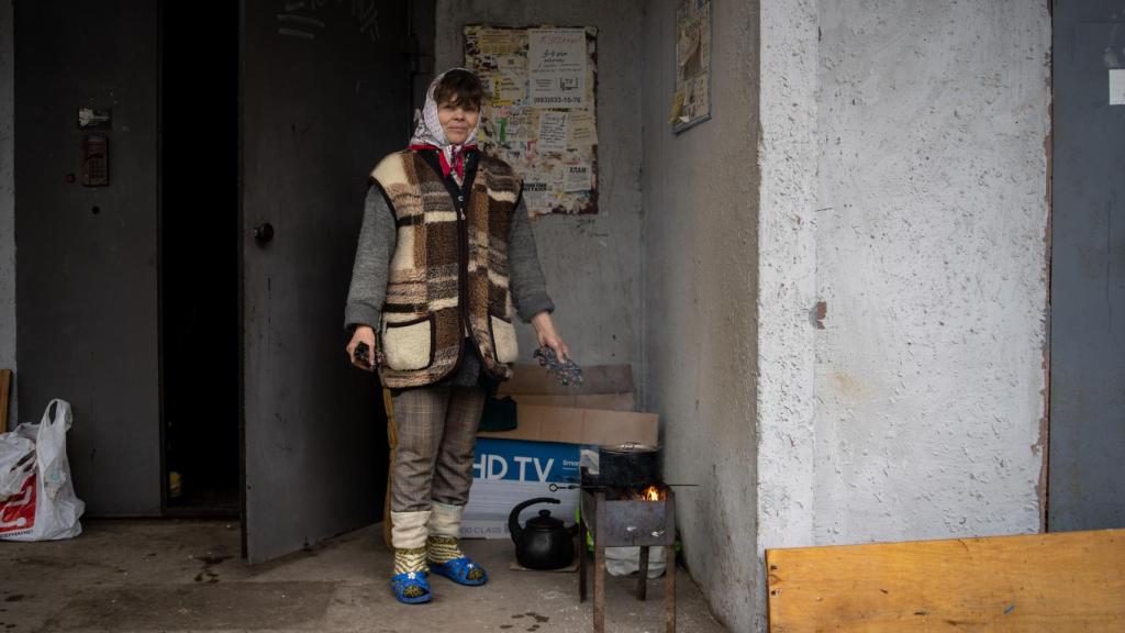 Un pequeño fuego en la entrada del portal. “Que no se vea el número”, piden los vecinos. El miedo a ser objetivo de la artillería rusa no cesa pese al avance de los días.