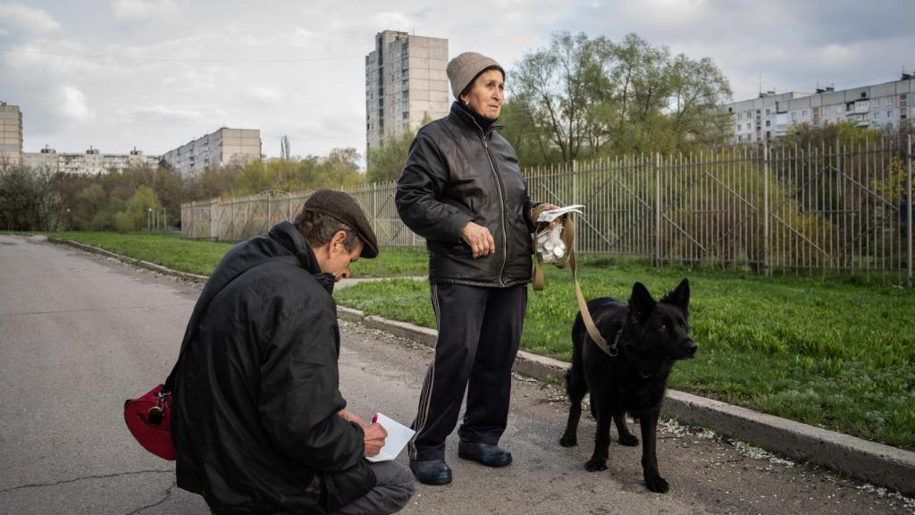 Tras salir de las calles más críticas, Svyatoslav apunta el teléfono de una vecina a la que no tenía en su lista. Hoy, tan solo ha podido entregarle un paquete de velas.