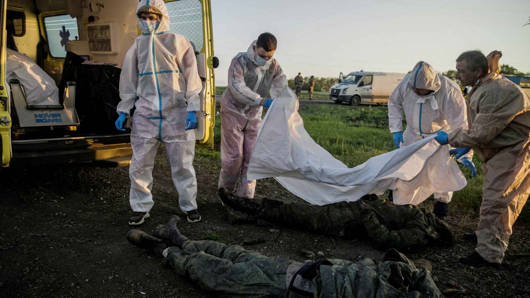 Voluntarios recogen los cuerpos de los soldados rusos encontrados en la aldea de Vilkhivka tras ser retomada por las Fuerzas Armadas de Ucrania, en la región de Járkov.