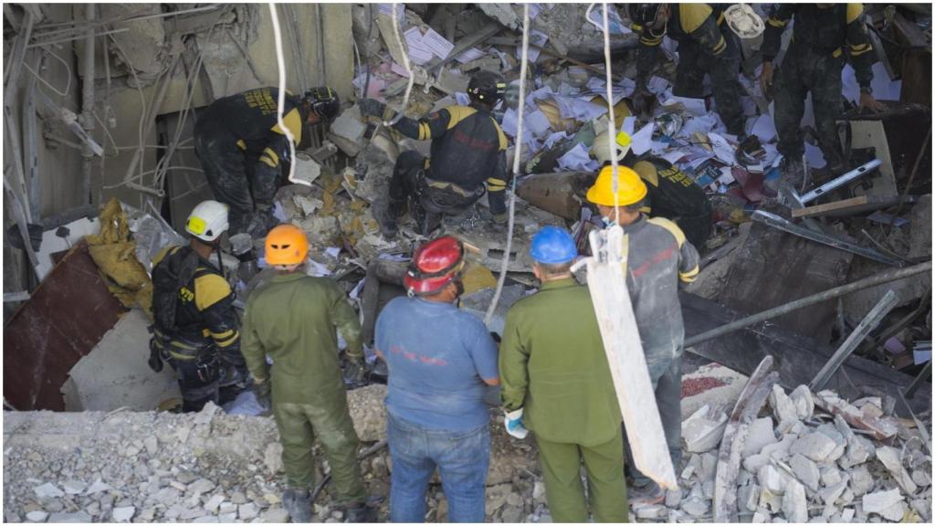 Trabajos de rescate tras la explosión.