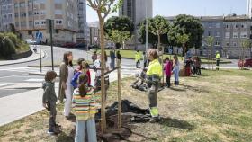 La alcaldesa de A Coruña, Inés Rey, con escolares.