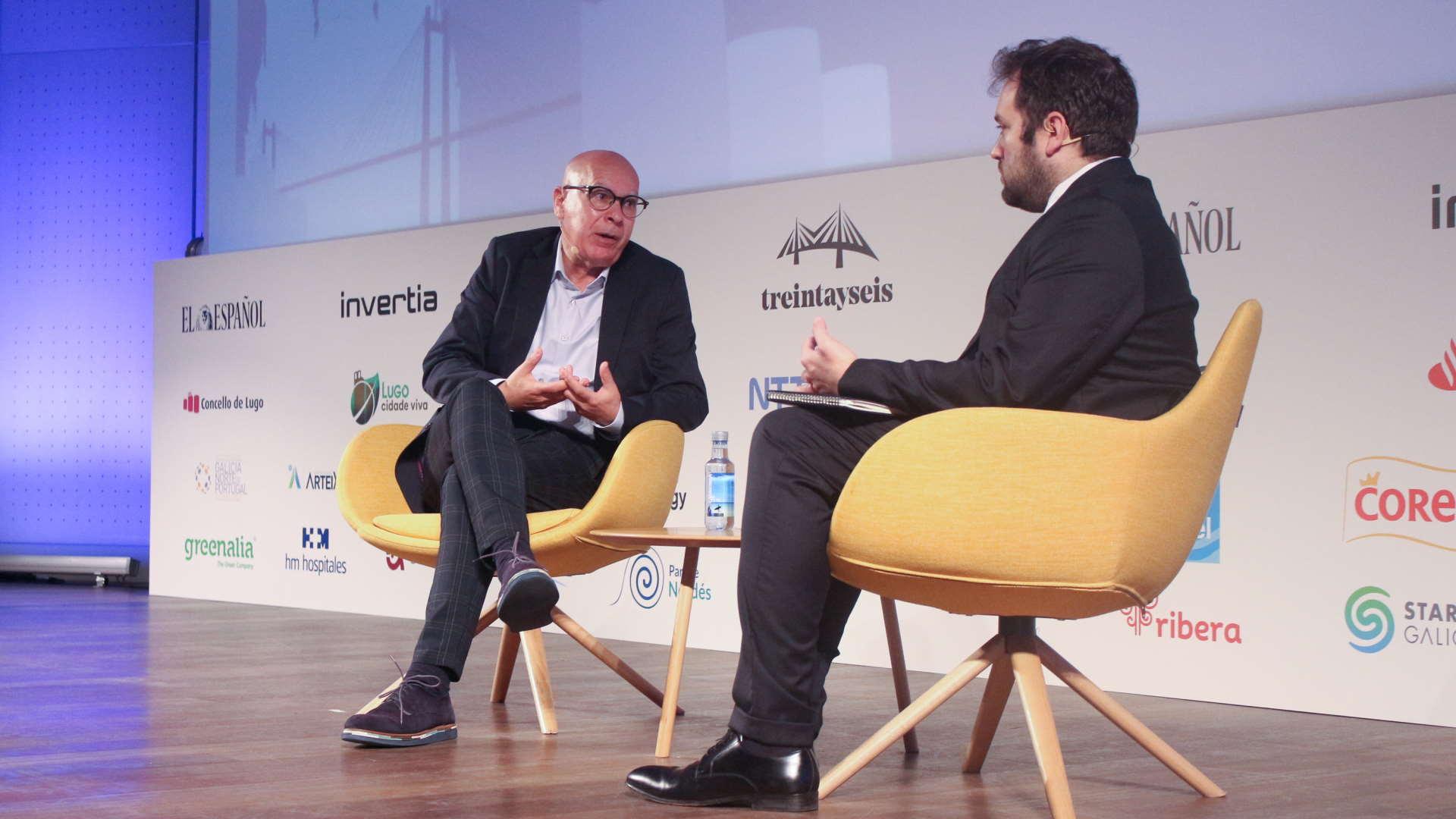 Xosé Regueira conversando con Pablo Grandío, director del diario ‘Quincemil’.