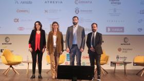 Marianne Blanco, gerente responsable de Gobierno Digital de Galicia y Asturias de NTT Data; Isabel Puig, directora de Coordinación Institucional de Santander España; Alberto Sánchez, director de Transformación e Innovación de Viaqua, y Pablo Rodríguez, CEO de Hack a Boss.