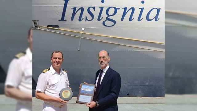 El capitán del buque MS Insignia y Vázquez Almuiña, presidente de la Autoridad Portuaria.