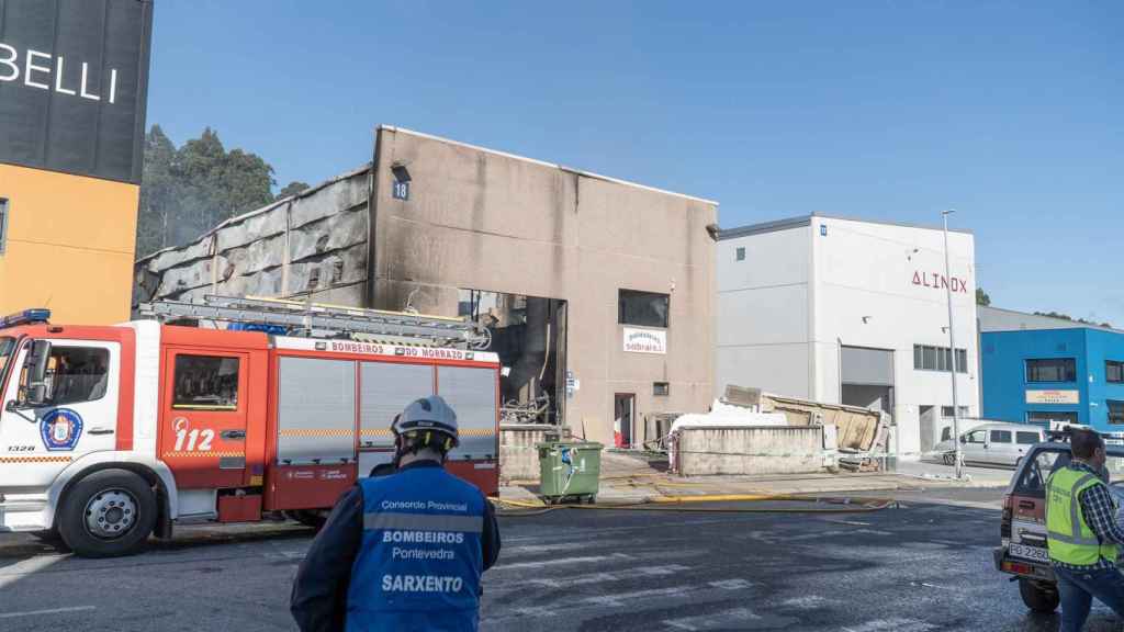 Instalaciones de la nave industrial de poliéster en Bueu donde se ha producido un incendio que la ha dejado calcinada.