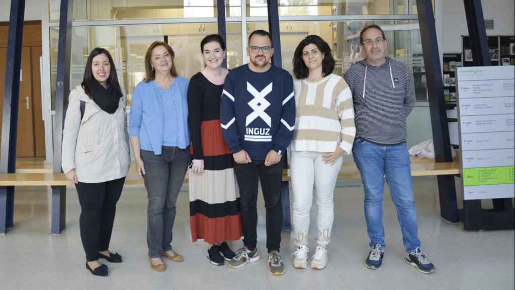 Saúl Álvarez, en el centro de la imagen, con sus compañeros y compañeras de conserjería, y con Lorena Prieto y Esther de Blas.