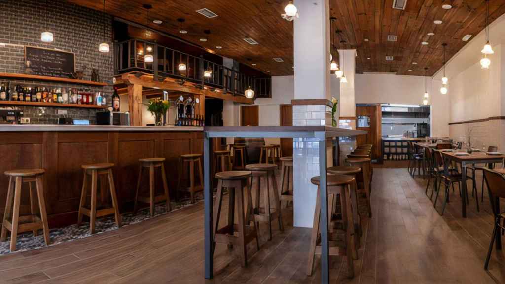 Interior de Taberna Rabuda, en Vigo.