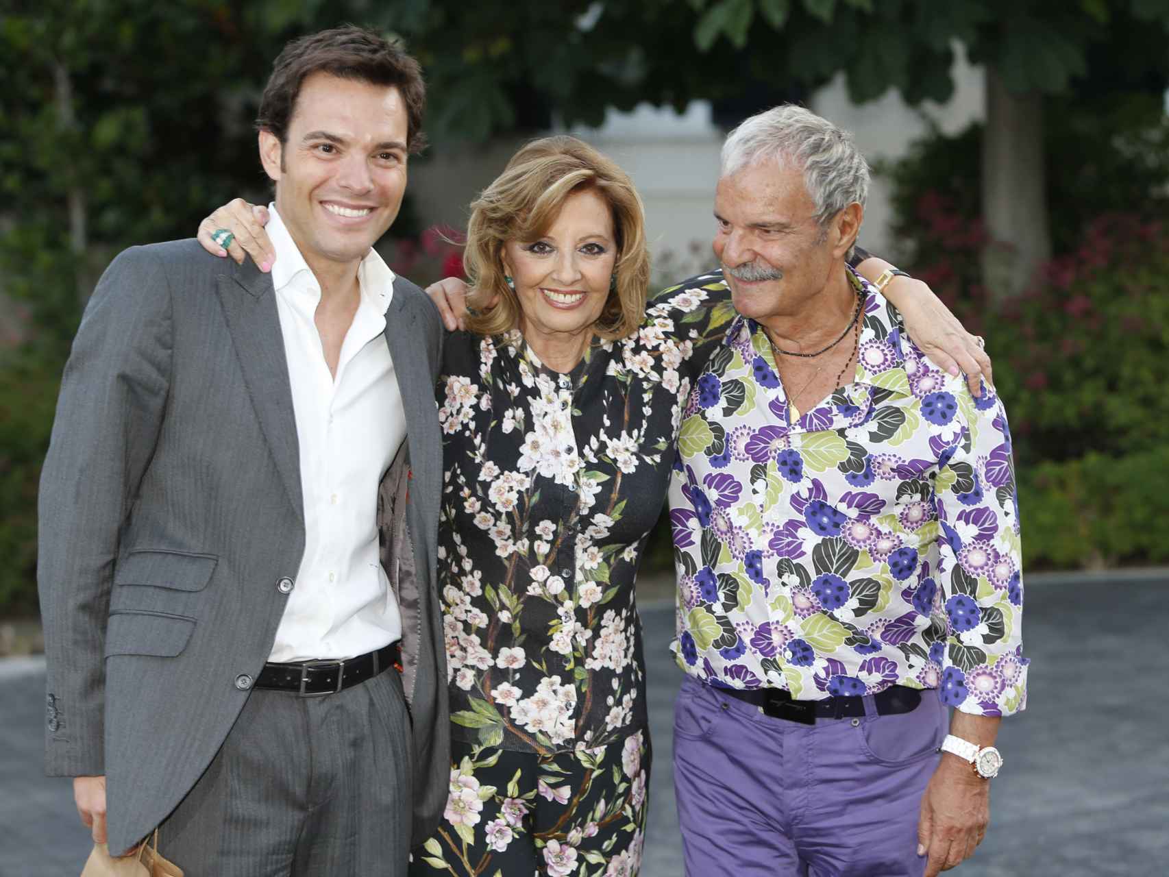 Jesús Mariñas junto a María Teresa Campos y el periodista Antonio Rossi en 2015, en la antigua casa de Campos, en Molino de la Hoz, Madrid.