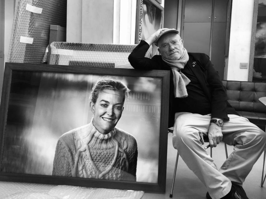 Peter Lindbergh, junto a un retrato suyo de Marta Ortega, en París en 2019. (FUNDACIÓN PETER LINDBERG PARÍS)