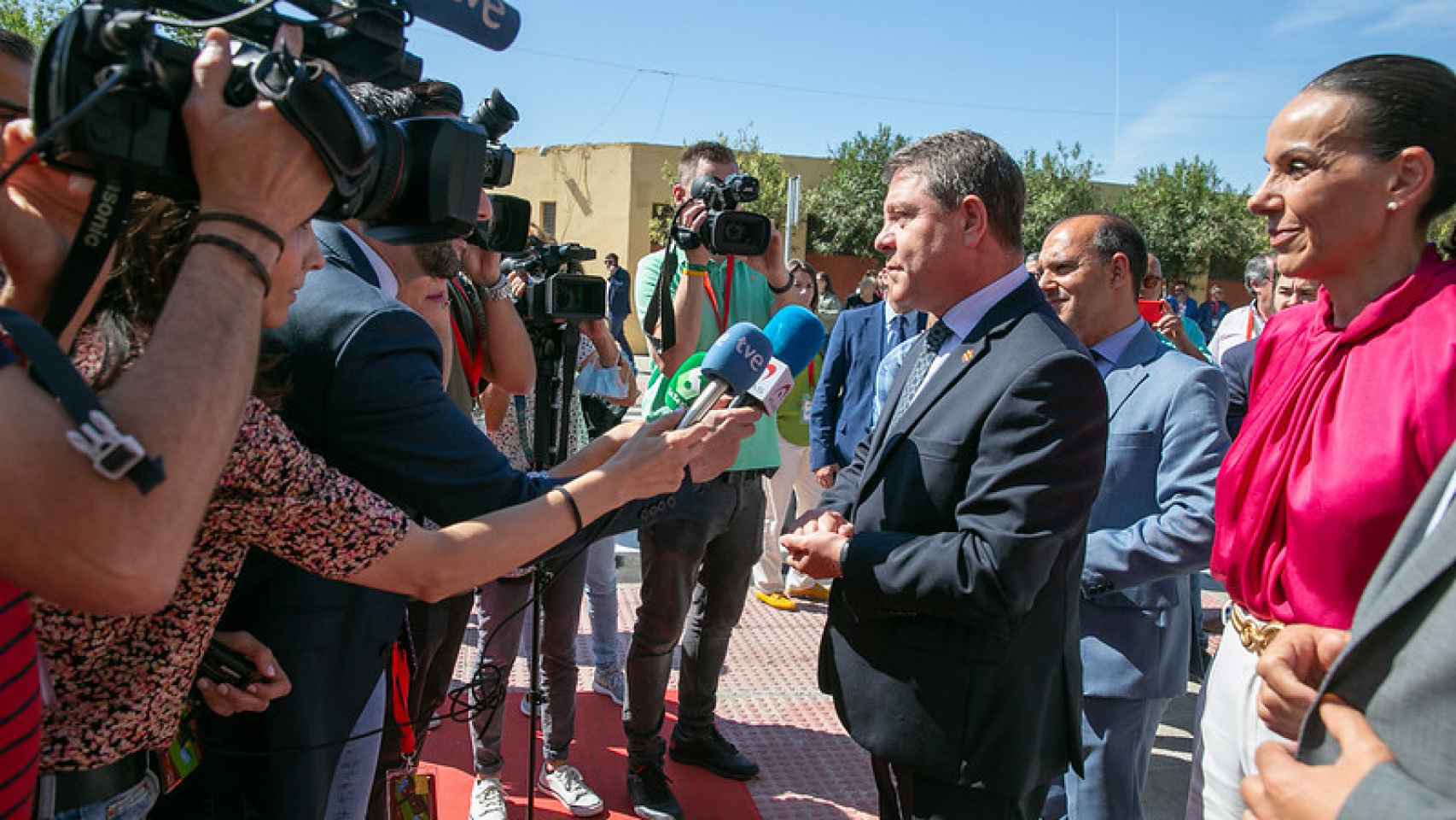 García-Page atendiendo a los medios junto al presidente de la Cortes de Castilla-La Mancha Pablo Bellido y la alcaldesa de Ciudad Real Eva Masías.