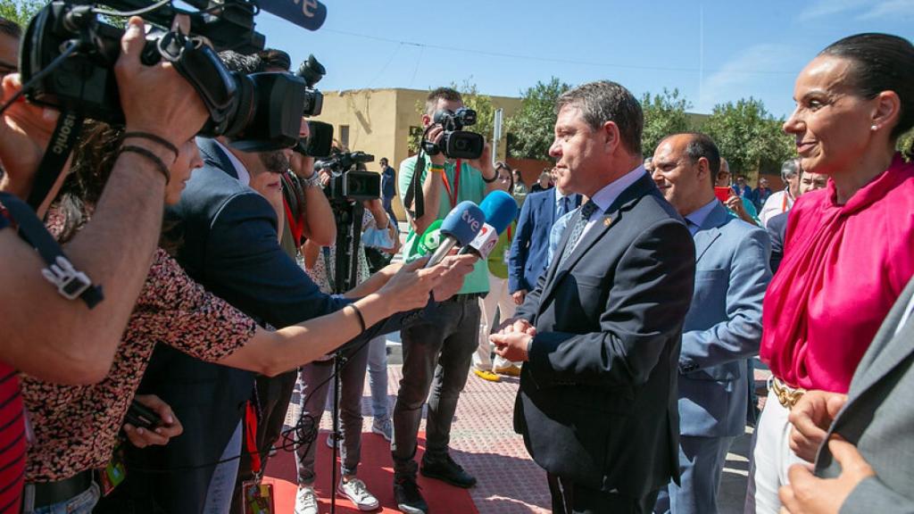 García-Page atendiendo a los medios junto al presidente de la Cortes de Castilla-La Mancha Pablo Bellido y la alcaldesa de Ciudad Real Eva Masías.
