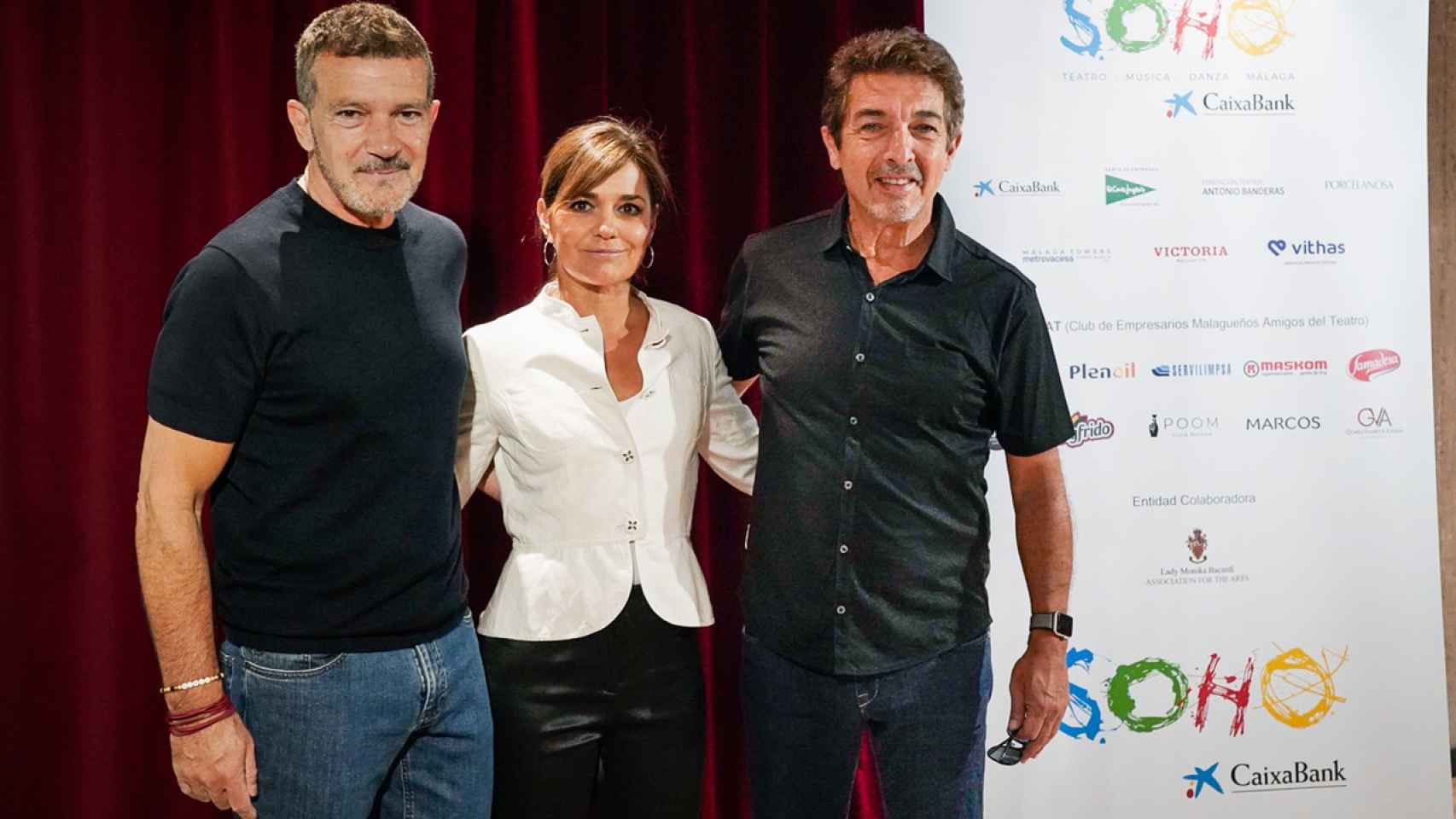 Antonio Banderas, Andrea Pietra y Ricardo Darín antes de la rueda de prensa en el Teatro del Soho.