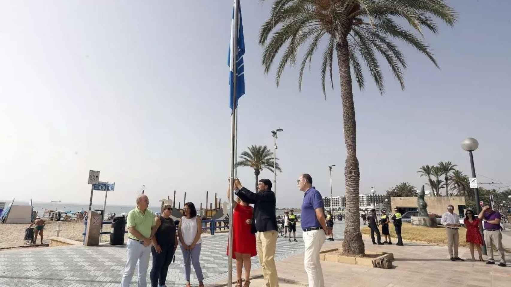El alcalde de Alicante, Luis Barcala, cuelga la Bandera Azul.
