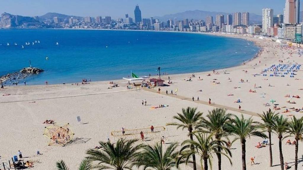 Panorámica de la playa de Poniente de Benidorm, en imagen de archivo.