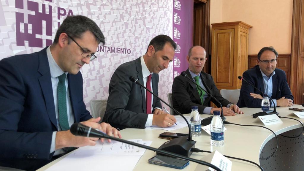 De izquierda a derecha: Javier Bermejo, jefe del negocio de Red de Iberdrola; Mario Simón, alcalde de Palencia; Miguel Calvo, delegado de Iberdrola en Castilla y León y Alfonso Polanco, teniente de alcalde de la capital palentina.