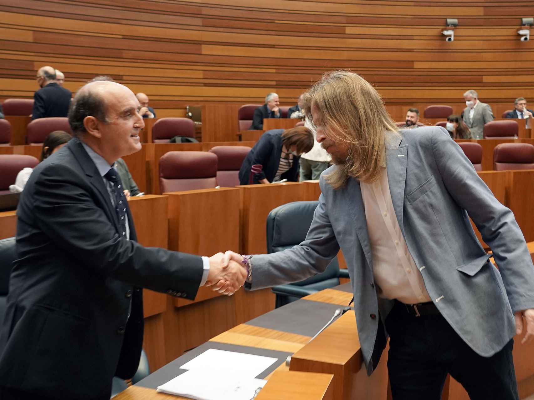 El portavoz del Grupo Mixto, Pablo Fernández, saluda al Procurador del Común, Tomás Quintana, este miércoles en las Cortes.