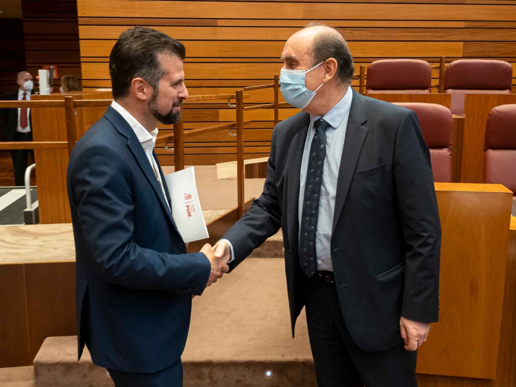 Luis Tudanca saluda al Procurador del Común, Tomás Quintana
