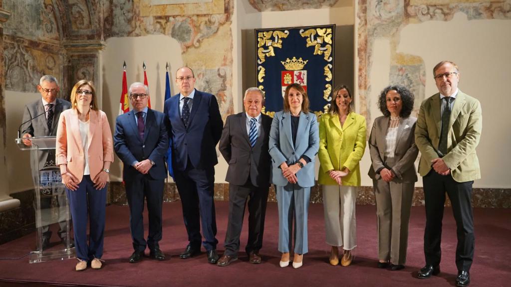 Gonzalo Santonja preside la toma de posesión de los altos cargos de su departamento.