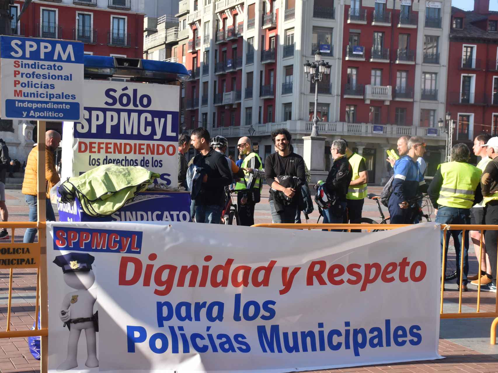 Policías locales se manifiestan frente al Ayuntamiento de Valladolid tras la polémica por los tuits