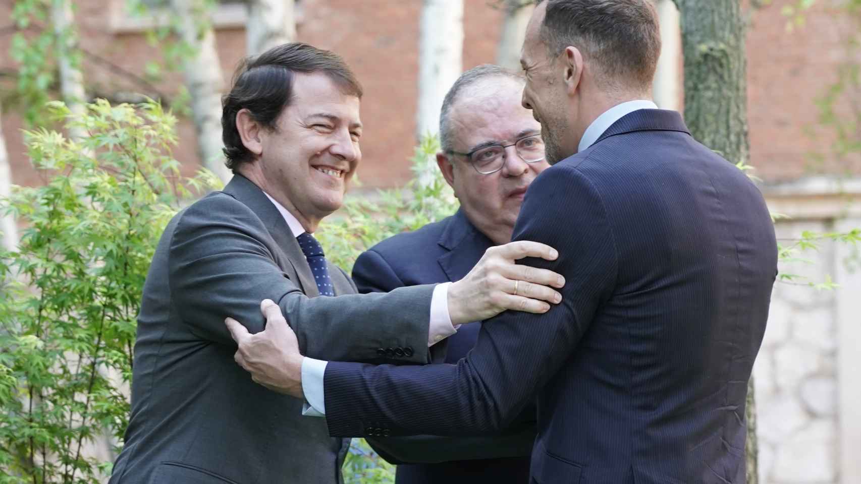 Mañueco junto al consejero de Sanidad, Alejandro Vázquez, y al nuevo jefe de Gabinete, Héctor Palencia