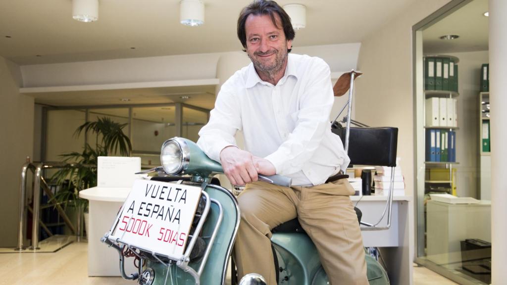 El abogado Iván Hernández con la réplica de la Vespa con la que su padre, el periodista Virgilio Hernández Rivadulla, dio la vuelta a España en 1967.