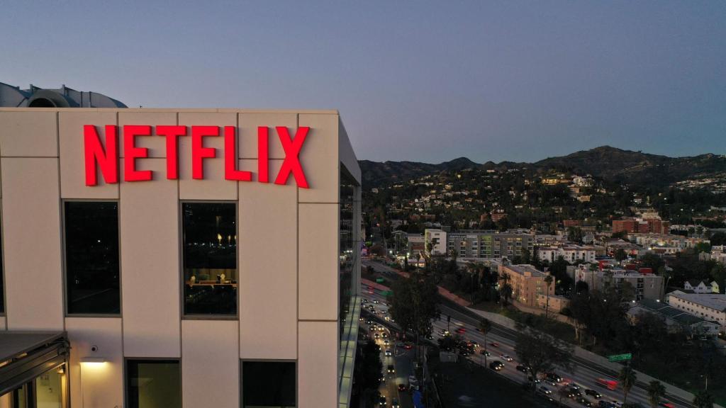 Netflix podría añadir la publicidad a finales de año, adelantando el plan inicial