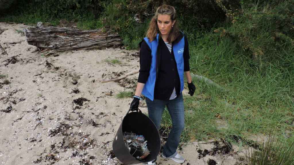 Ona Carbonell participa en una recogida de residuos con Afundación.