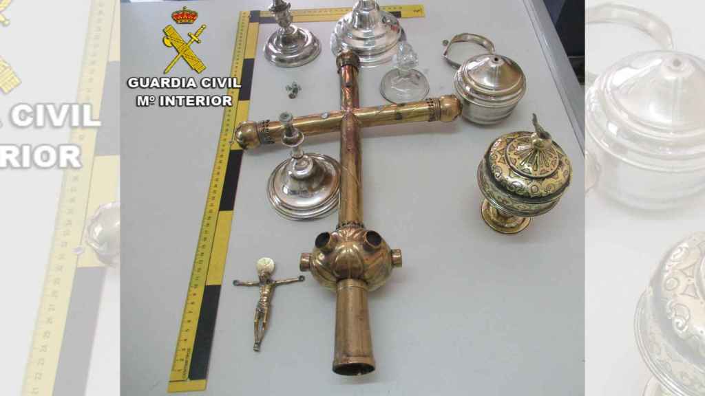 Objetos recuperados por la Guardia Civil robados en iglesias de Sanxenxo.