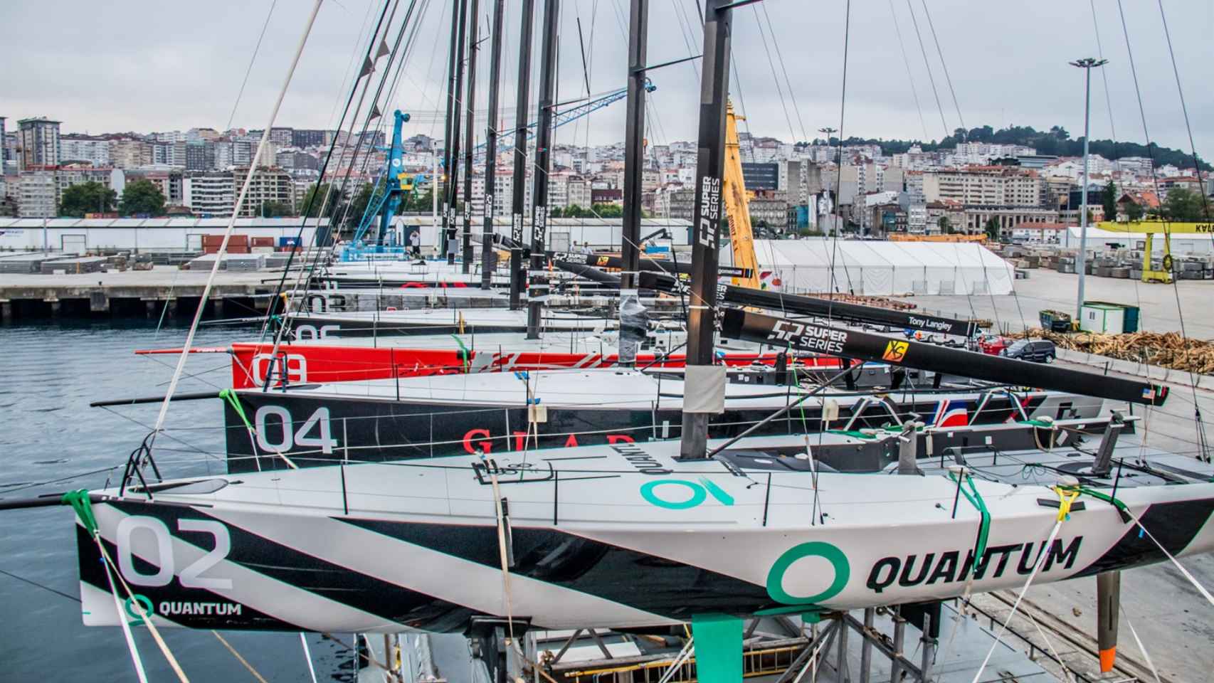 Los TP52 que competirán en la Baiona Sailing Week a bordo del carguero en Vigo.