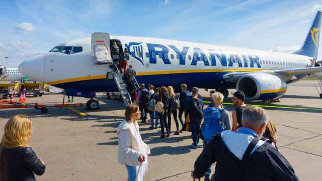 Pasajeros embarcando en un vuelo de Ryanair.