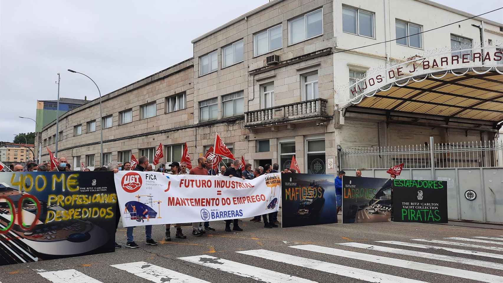 Trabajadores de Barreras protestando delante de las instalaciones del astillero.