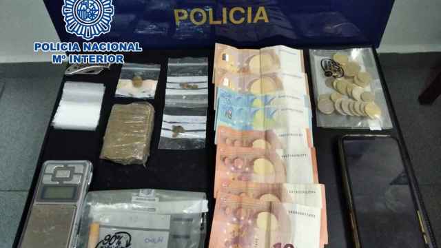 Material incautado al detenido en Pontevedra.