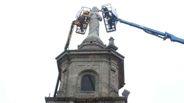 Instalación del Cristo en la ermita de A Guía.