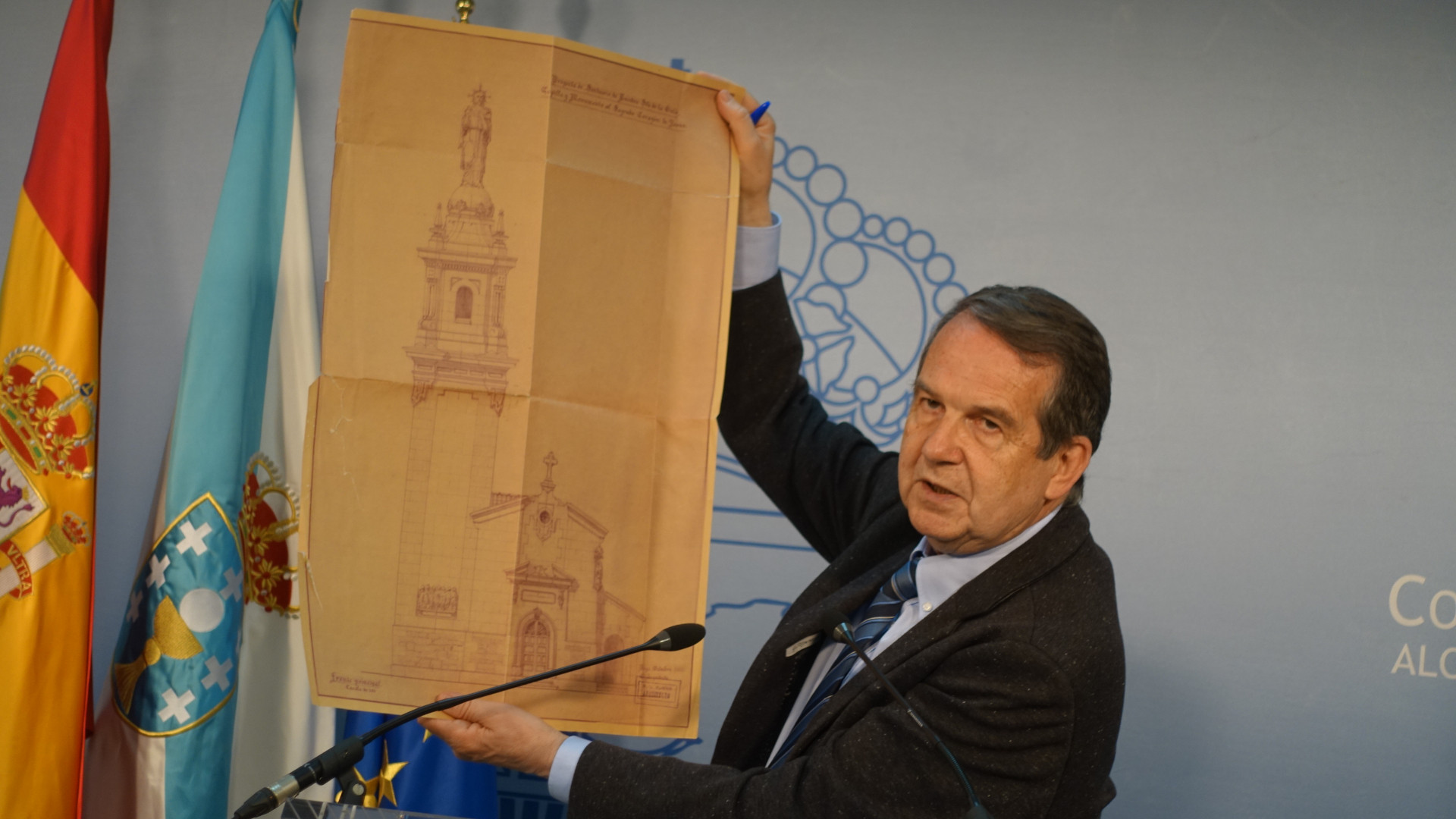 Abel Caballero mostrando en rueda de prensa el diseño de Gómez Román. Foto: Concello de Vigo