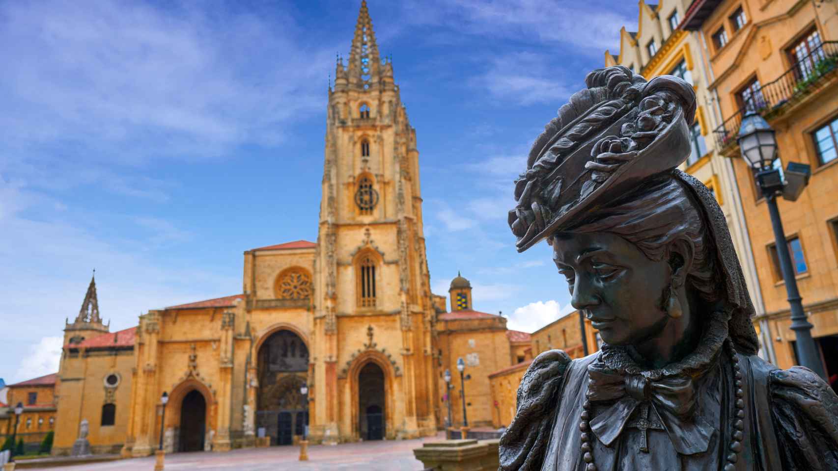 Estatua de la Regenta y Catedral de Oviedo, Asturias.